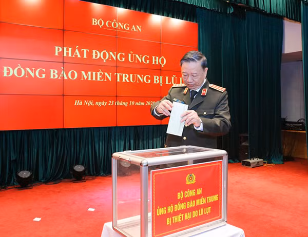 Bộ trưởng Tô Lâm trực tiếp ủng hộ đồng bào miền trung bị lũ lụt