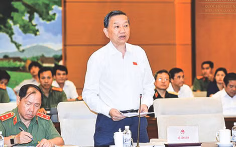 Thay mặt Thủ tướng Chính phủ, Bộ trưởng Tô Lâm trình bày Dự thảo Luật An ninh mạng tại phiên họp của Ủy ban Thường vụ Quốc hội chiều 14-9-2017 (Ảnh: Quốc hội).