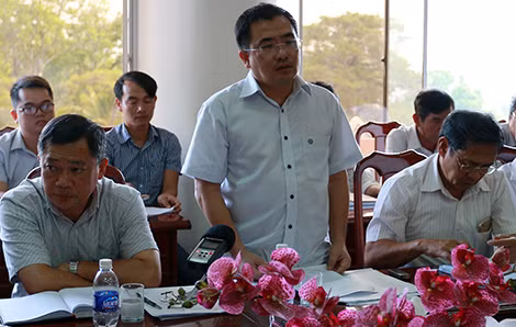 Đại diện Ban quản lý dự án trả lời báo chí tại buổi họp báo.