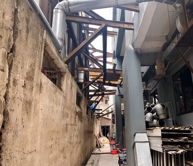 Theo tìm hiểu của PV, tình trạng sụt lún, siêu vẹo của hàng loạt ngôi nhà tại đây bắt đầu diễn ra từ năm 2009, khi tòa chung cư Lilama kế bên được tiến hành đào móng để xây dựng. Ngay sau đó, nhà của người dân tại đây bắt đầu xảy ra tình trạng sụt lún nghiêm trọng. Thời điểm đó, người dân đã phản ánh tới chính quyền và chủ đầu tư để có phương án khắc phục. Nhưng cho đến nay, sau gần chục năm trời, nhiều gia đình vẫn phải nơm nớp lo sợ khi sống trong những căn nhà chống nạng sắt mà không biết sập lúc nào...