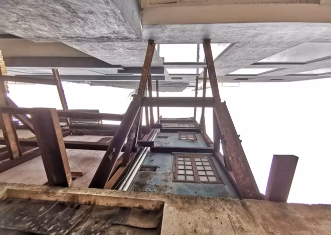 Hiện có khoảng 14– 15 ngôi nhà bị ảnh hưởng và tất cả đều được "chống" lại bằng sắt thép với nhau để giữ liên kết, tạo thành một khối cố định.