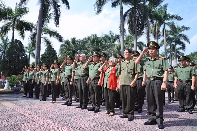 Trước anh linh các Anh hùng Liệt sĩ, Mẹ Việt Nam Anh hùng, Đảng ủy, lãnh đạo cùng cán bộ, chiến sĩ, nhân viên Cục Truyền thông CAND tỏ lòng biết ơn vô hạn với công lao to lớn và truyền thống đấu tranh bất khuất của các thế hệ cha anh.