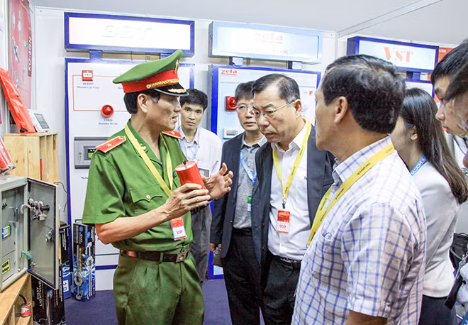 Thiếu tướng Đoàn Việt Mạnh, Cục trưởng Cục Cảnh sát PCCC và CNCH cùng các chuyên gia trao đổi về thiết bị PCCC.