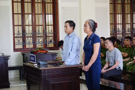 Đối tượng Thuyên và Ngọc tại phiên tòa xét xử sơ thẩm. Đối tượng Thuyên và Ngọc tại phiên tòa xét xử sơ thẩm.