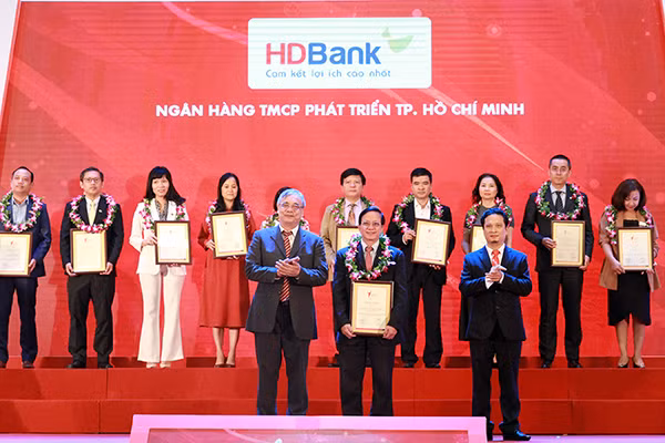 Ông Nguyễn Thành Đô – Phó chủ tịch HĐQT HDBank tại buổi lễ trao top 10 Ngân hàng – tài chính – chứng khoán có lợi nhuận tốt nhất