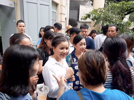 Nhiều nghệ sỹ đến dự phiên tòa xét xử vụ kiện giữa Ngọc Trinh và Nhà hát kịch TP Hồ Chí Minh ủng hộ đồng nghiệp và rút kinh nghiệm cho mình.