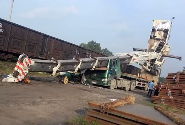 Hiện trường vụ lật cần cẩu. Ảnh: Tuấn Phạm.