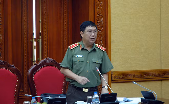 Trung tướng Nguyễn Ngọc Anh, Cục trưởng Cục Pháp chế và cải cách hành chính, tư pháp Bộ Công an góp ý hoàn thiện nội dung Tờ trình về Dự thảo Luật Công an xã.