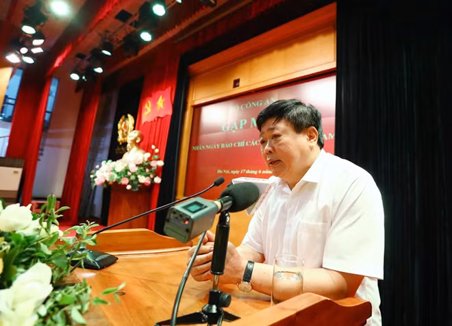 Nhà báo Nguyễn Thế Kỷ phát biểu tại buổi gặp mặt. Nhà báo Nguyễn Thế Kỷ phát biểu tại buổi gặp mặt.