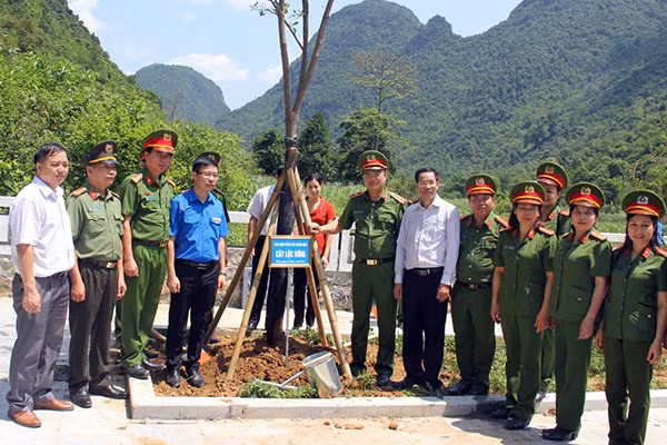 Học viện CSND trồng cây lưu niệm tại Đền thờ anh Kim Đồng