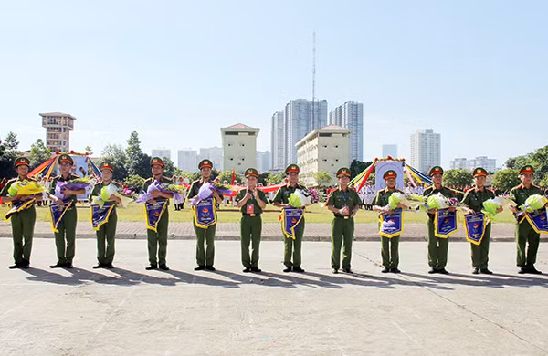 Ban Tổ chức tặng hoa và Cờ lưu niệm cho các đơn vị tham gia Hội thao.