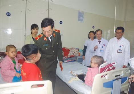 Thiếu tướng Phạm Văn Miên, Tổng Biên tập Báo CAND tặng quà trong chương trình “Tết vì người nghèo” 2019 cho bệnh nhân nhi tại Bệnh viện Hà Nội.