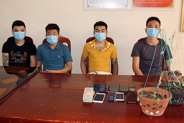 Các đối tượng và tang vật vụ án