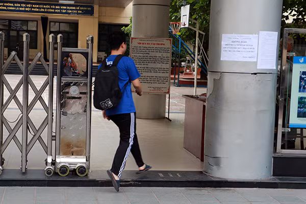 Một thí sinh vội vã chạy vào điểm thi do đi muộn.