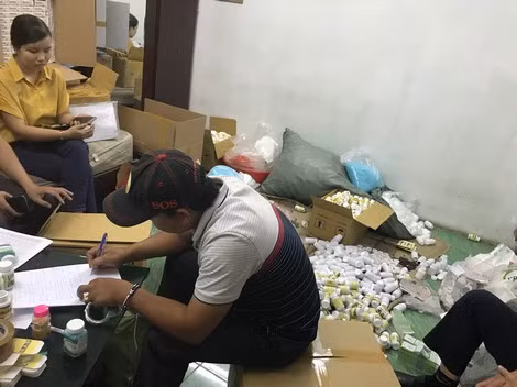 Nguyễn Đình Lạc Thư ký vào biên bản phạm pháp quả tang.