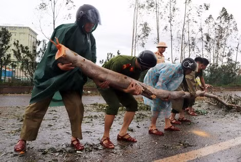 Công an Quảng Nam bám địa bàn cơ sở, giúp dân khắc phục hậu quả bão số 9.