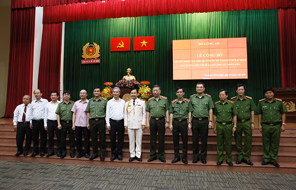 Bộ trưởng Tô Lâm chụp hình lưu niệm với các đại biểu dự hội nghị.