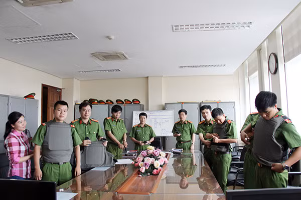 Tổ công tác Cục Cảnh sát truy nã tội phạm chuẩn bị lên đường tầm nã.