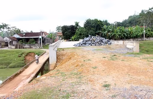 Đồng bào A Đăng ở Quảng Trị bắc cầu tạm để qua sông ảnh 4