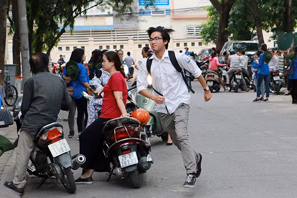 Bước chân vội vã, gấp gáp đan xen sự lo lắng của một thí sinh khi đến muộn, sát giờ thi.