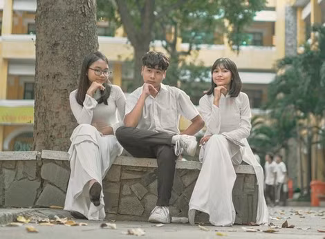 Phương Mỹ Chi, Quang Nhật và Phương Duyên cùng kết hợp trong MV "Mùa hạ thoáng qua".