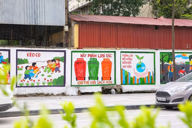 Những ngày này, khi dạo qua con phố Mỗ Lao (phường Mỗ Lao, quận Hà Đông, Hà Nội), người dân thủ đô dễ dàng bắt gặp hình ảnh những bạn trẻ trong màu áo tình nguyện đang mải mê bên những bức tường đối diện BigC Hà Đông giữa cái nắng oi ả của mùa hè.