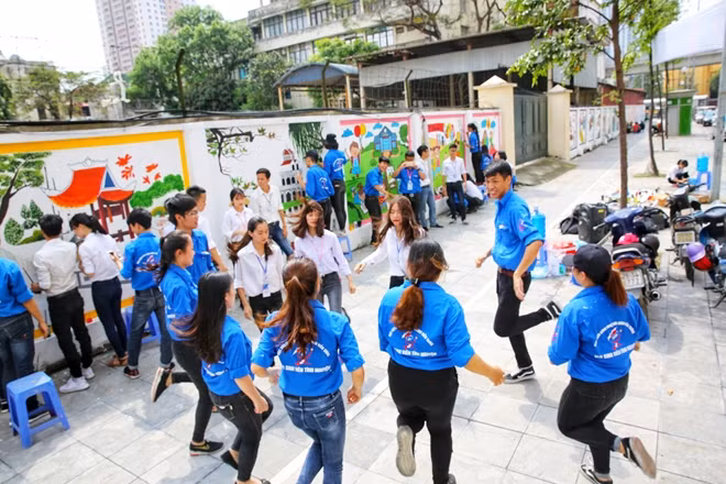 Giữa cái nắng hè gay gắt, các bạn sinh viên cũng tranh thủ cùng nhau cất lên nhưng tiếng hát xua đi mệt mỏi và tiếp thêm động lực hoàn thành bức trường bích họa.