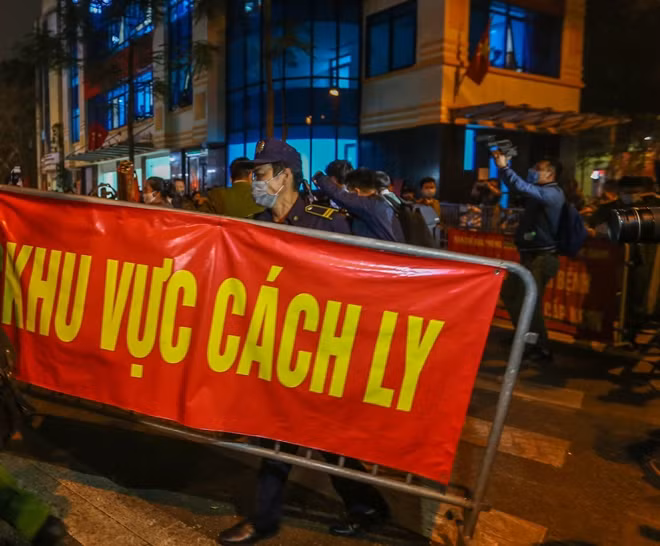 Theo đó, để được gỡ bỏ cách ly 189/189 người dân của 66 hộ gia đình thuộc diện phải cách ly đã được xét nghiệm ít nhất hai lần, kết quả đều âm tính; sức khỏe của người dân hoàn toàn ổn định. Toàn bộ khu vực cách ly được phun khử khuẩn liên tục, công tác bảo đảm vệ sinh môi trường được triển khai nghiêm túc đến từng hộ gia đình.