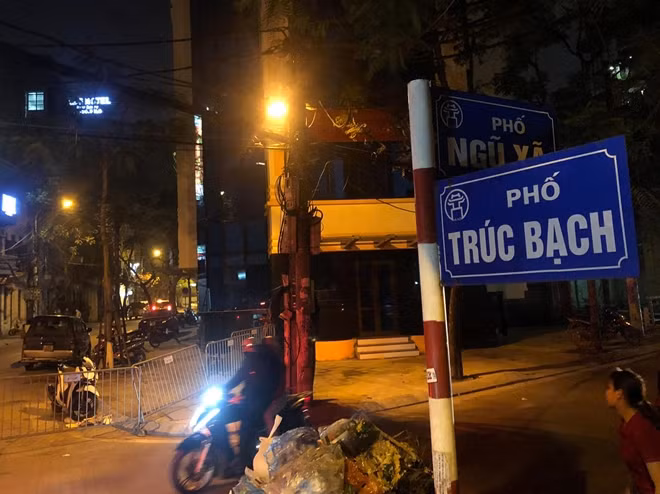 Tối 20/3, sau Sau 14 ngày bị phong tỏa để phòng chống dịch COVID-19, đoạn phố Trúc Bạch (Hà Nội) với 66 hộ, 189 nhân khẩu, đã được cơ quan chức năng gỡ bỏ lệnh cách ly.