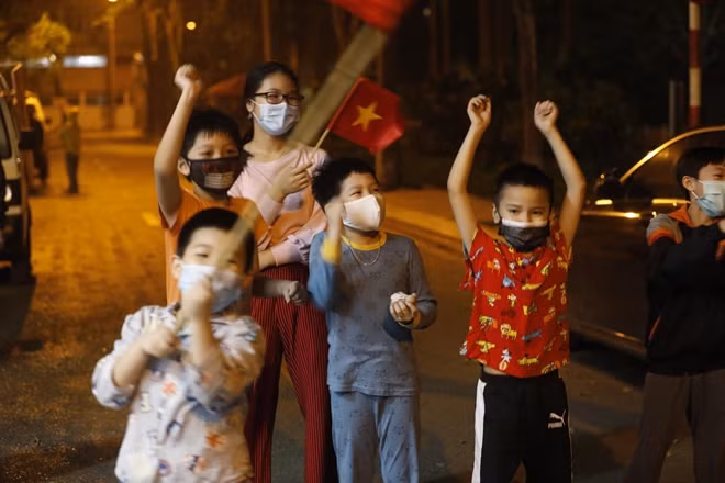 Tuy hàng rào cách ly đã được dỡ bỏ, song Ban chỉ đạo phòng, chống dịch Covid-19 quận Ba Đình vẫn khuyến cáo người dân hạn chế tối đa việc đi lại, tiếp xúc; thường xuyên kiểm tra thân nhiệt trong 1-2 tuần nữa theo đúng khuyến nghị của Bộ Y tế.