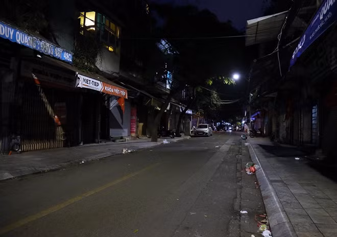 Phố Hàng Bạc sau lệnh cấm vắng tanh.