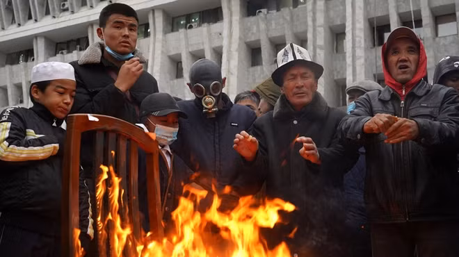 Người biểu tình tràn vào trụ sở cơ quan công quyền.