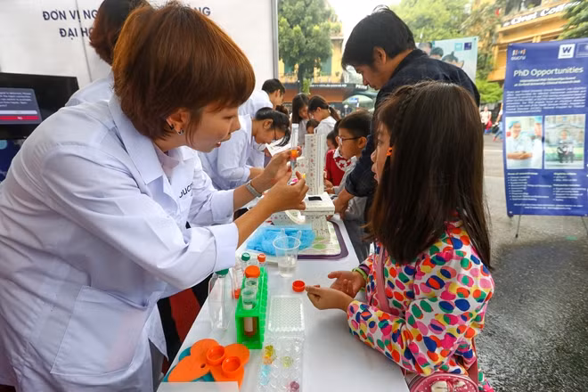 Không chỉ được tìm hiểu văn hóa nước Anh, tìm hiểu về thiên nhiên cuộc sống và các loài động vật hoang dã. Các em nhỏ còn được tìm hiểu về thế giới vi sinh vật thông qua những trò chơi ngộ nghĩnh, dễ thương.