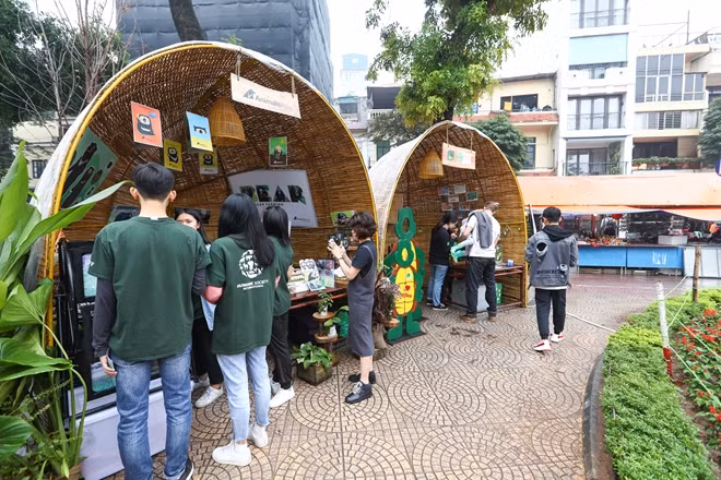Đến với lễ hội Anh Quốc vào sáng 10-11, các em nhỏ thủ đô hướng sự chú ý rất nhiều tới những gian hàng về thiên nhiên.