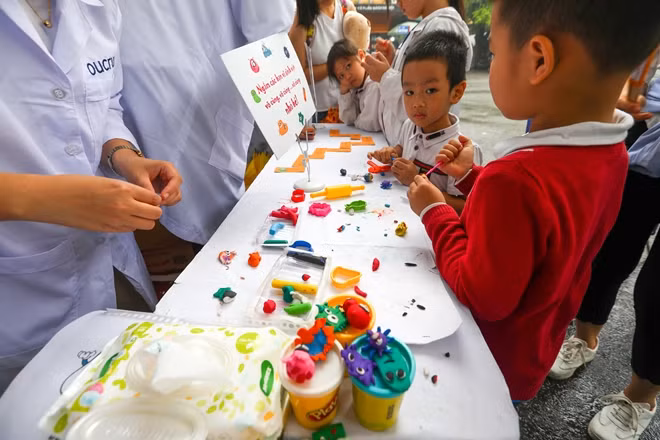 Mô hình những loài vi sinh vật quanh chúng ta được chính các em nhỏ "nặn" ra từ đất sét. Các học thú vị này thu hút được rất đông em nhỏ.