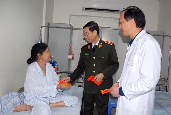 Thiếu tướng Phạm Văn Miên, Tổng biên tập Báo CAND và TS Bạch Quốc Khánh, Viện trưởng Viện Huyết học – Truyền máu Trung ương trao quà Tết cho người bệnh Thiếu tướng Phạm Văn Miên, Tổng biên tập Báo CAND và TS Bạch Quốc Khánh, Viện trưởng Viện Huyết học – Truyền máu Trung ương trao quà Tết cho người bệnh