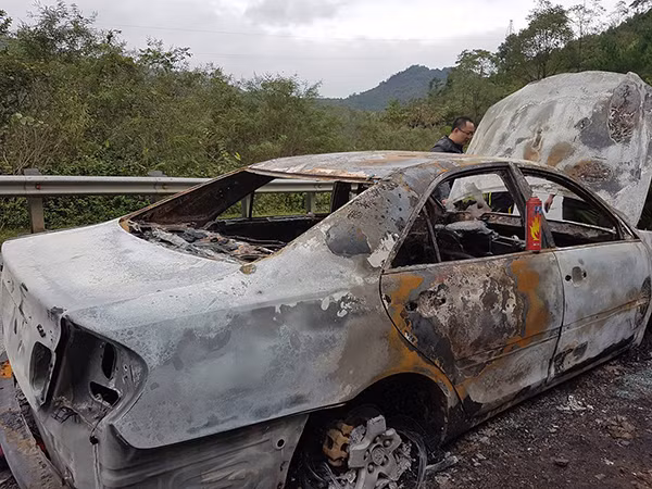 Ngọn lửa thiêu rụi hoàn toàn chiếc Camry. Ảnh: Nguyễn Đinh Quang. Ngọn lửa thiêu rụi hoàn toàn chiếc Camry. Ảnh: Nguyễn Đinh Quang.