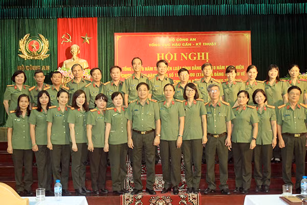 Trung tướng Nguyễn Văn Chuyên, Phó Bí thư Đảng ủy, Phó Tổng cục trưởng Tổng cục HC-KT với các đại biểu dự Hội nghị Trung tướng Nguyễn Văn Chuyên, Phó Bí thư Đảng ủy, Phó Tổng cục trưởng Tổng cục HC-KT với các đại biểu dự Hội nghị