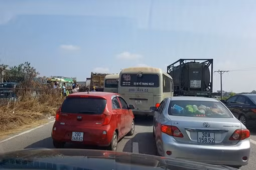 Đâm vào đuôi xe tải, tài xế xe khách tử vong trong ca bin