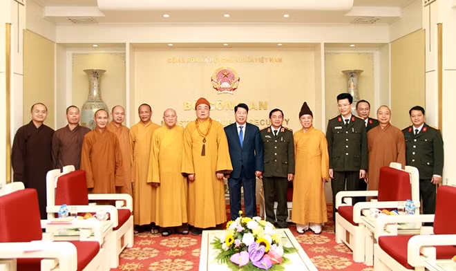 Thứ trưởng Bùi Văn Nam, Hòa thượng Thích Thanh Nhiễu cùng các đại biểu dự buổi tiếp.