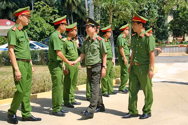 Thứ trưởng Nguyễn Văn Sơn động viên cán bộ - chiến sĩ Trại giam Xuân Phước.