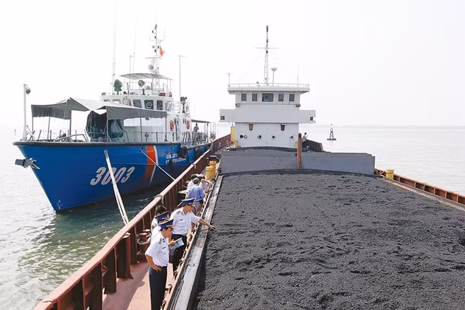 Bắt tàu chở hàng nghìn tấn than trên biển.