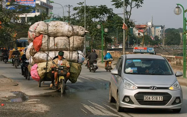 Xe chở hàng cồng kềnh trên phố luôn tiềm ẩn nguy cơ gây tai nạn. Ảnh: Chí Cường