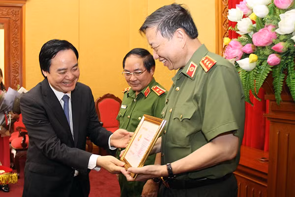 Bộ trưởng Phùng Xuân Nhạ trao Kỷ niệm chương Vì sự nghiệp giáo dục tặng Bộ trưởng Tô Lâm