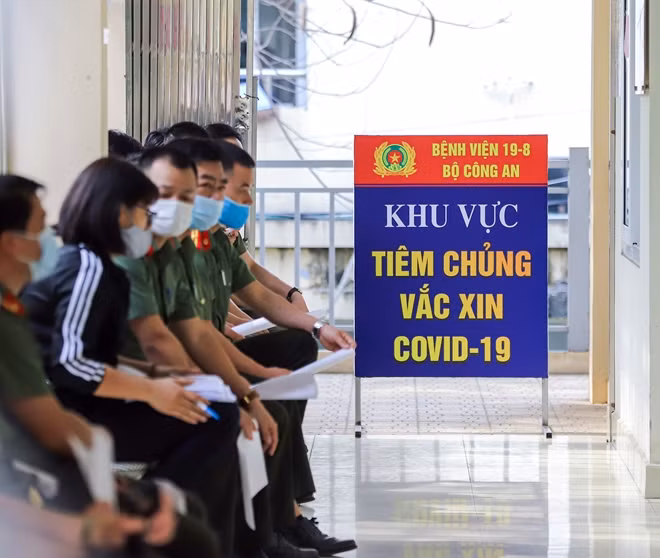 Theo kế hoạch tiêm vaccine phòng COVID-19 giai đoạn 2021-2022 trong lực lượng CAND, Bệnh viện (BV) 19-8 được giao nhiệm vụ tổ chức tiêm vaccine phòng dịch COVID-19 cho CBCS các đơn vị trực thuộc Bộ Công an đóng quân tại Hà Nội. Riêng trong đợt 1 này, BV sẽ tiêm vaccine cho 850 CBCS các lực lượng tuyến đầu của lực lượng CAND.