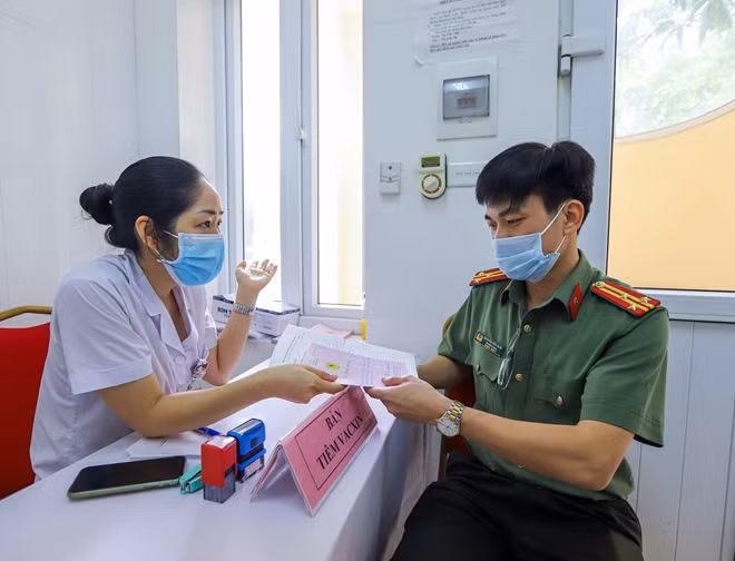 CBCS Công an sau khi tiêm vaccine đều được bác sĩ hướng dẫn di chuyển sang phòng theo dõi sau tiêm để đề phòng các biến chứng, dấu hiệu có thể xảy ra như khuyến cáo của Bộ Y tế.