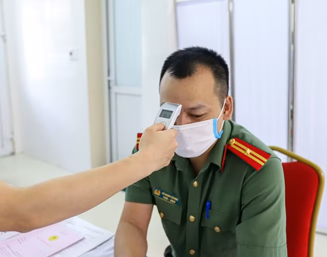 Ngoài ra những trường hợp trong quá trình khám nếu mạch dưới 60 lần/phút hoặc trên 100 lần/phút; huyết áp tăng hoặc giảm, nhịp thở trên 25 lần/phút … Người có tiền sử dị ứng với các dị nguyên khác; người có bệnh nền nặng, bệnh mạn tính chưa được điều trị ổn định đều được chỉ định thận trong khi tiêm. Đặc biệt, chống chỉ định với người có tiền sử phản vệ từ độ 2 trở lên tại lần tiêm trước hoặc với bất cứ thành phần nào của vaccine.