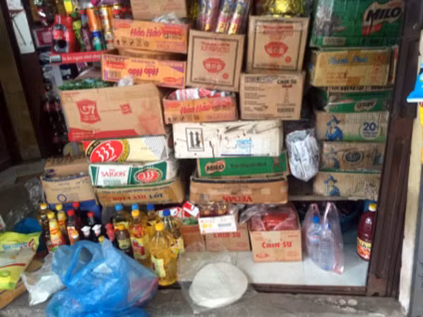 Rượu không nguồn gốc đóng trong chai nhựa bán 20.000đ/lít tại chợ cóc Ngọc Khánh.
