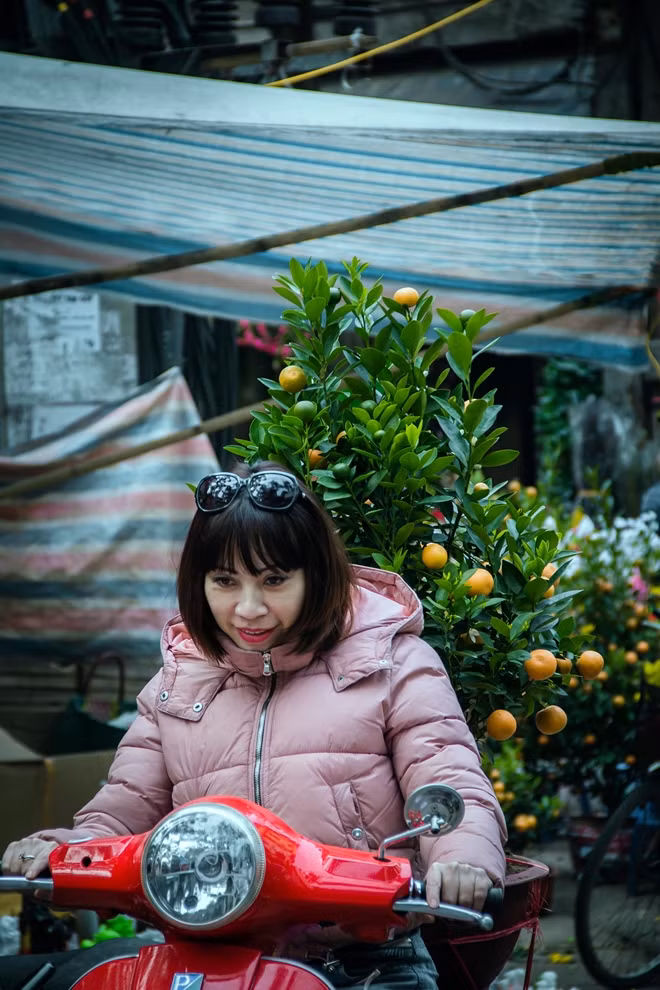 Cô gái với nụ cười tươi trên môi khi chọn được cho mình và gia đình một chậu quất ưng ý.