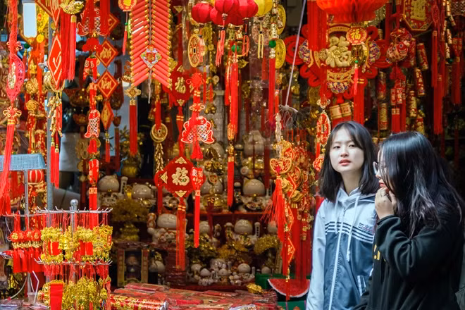 Sát cạnh chợ hoa Hàng Lược là con phố hàng Mã với hàng trăm mặt hàng trang trí cho ngày Tết cũng nhộn nhịp không kém.